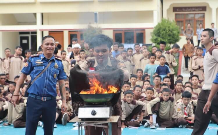  Antusiasme Santri Dalam Kegiatan Sosialisasi Penanggulangan Kebakaran Bersama Tim Damkar Kabupaten Sukabumi