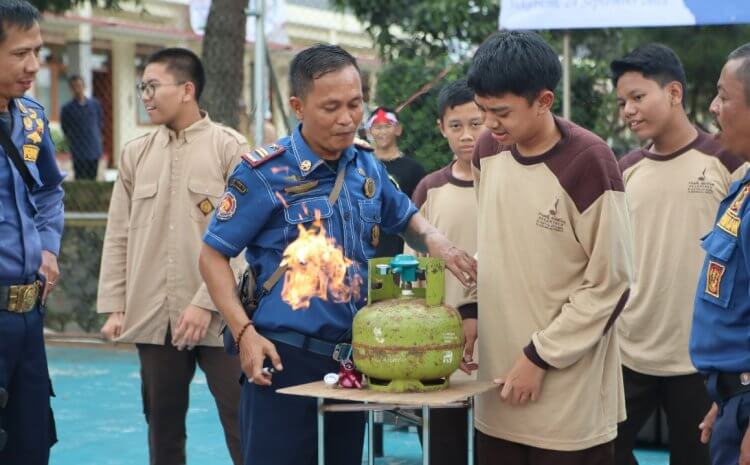  Gandeng Damkar, Pesantren Al-Ma’tuq Gelar Pelatihan Penanggulangan Kebakaran dan Penggunaan Alat Pemadam Api Ringan